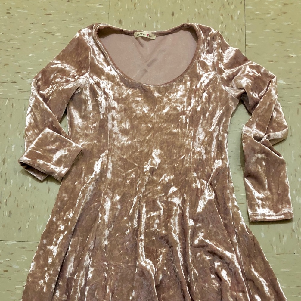 Velour dress swing with U shoulder.